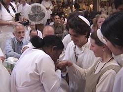 Amma gives darshan to a Jewish couple