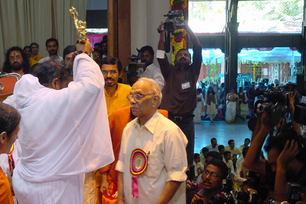Amrita Keerti Puraskar Awarded To Parameswaran Amma Mata Amritanandamayi Devi