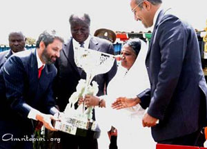 Amma presents Gandhi-King award to Mwai Kibaki