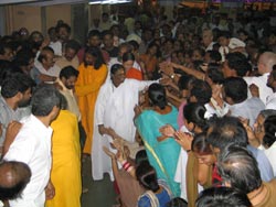 Amma arrives at her ashram in New Mumbai