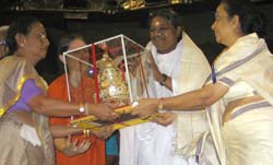 Amma gives darshan to surat for the first time