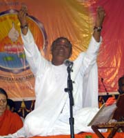 Amma sings bhajans in Varanasi