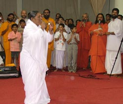 Amma dancing on Onam 2004