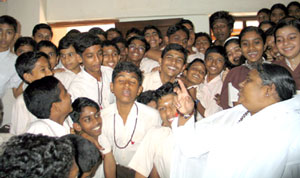 Amma with Amritvidyalayam Perumbavoor students