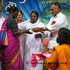 Amma handing over keys to free houses for the poor