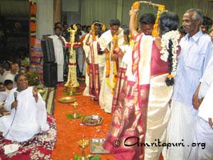 Amma conducts a mass wedding