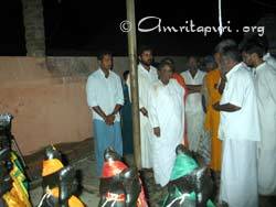 Amma visiting a tsunami relief camp in Lechakkupam, Nagapattinam District, Tamil Nadu