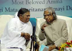 Amma with the President of India, Dr. A.P.J. Abdul Kalam in Amritapuri