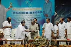 Amma on stage with the President of India, Dr. A.P.J. Abdul Kalam in Amritapuri