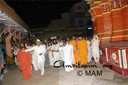 Amma at the Sri Gajanan Maharaj Sansthan in Shegaon