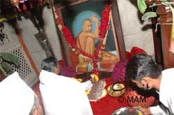 Amma offering flowers at Sri Gajanan Maharaj Sansthan in Shegaon