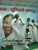Amma dances on Shivaratri in Pune