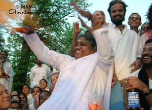 Painting minds with the colour of love: Amma celebrates Holi