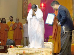 Amma on stage with Mayor Mr. Mike Gin in Los Angeles