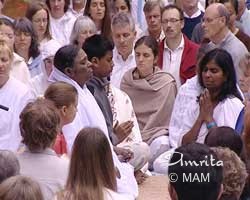 Amma meditating with devotees in Seattle