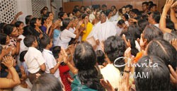 Amma joins devotees in the kitchen