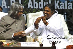 Amma talks to the President of India, Dr. A.P.J. Abdul Kalam