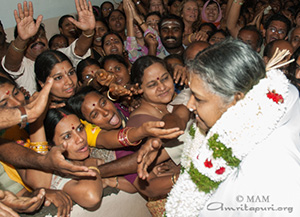 Amma arrives at Covai