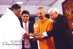 Amma receives the Shanti Award