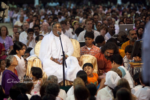 Amma led everyone in chanting for world peace.