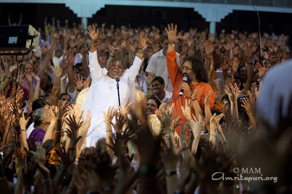 Amma sings on New Year's Day 2010