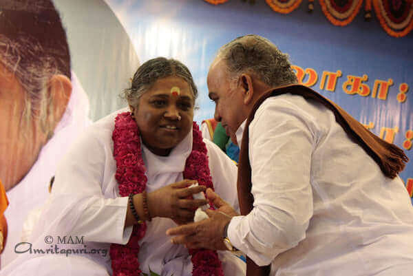 Kovai Mayor R Venkatachalam receiving Amma's blessings on 10 Jan 2010