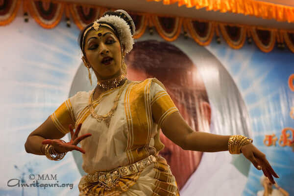 Mohiniyattam by students of Amrita University