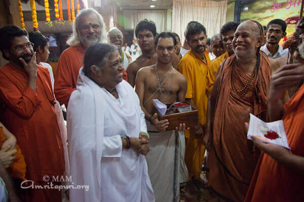Amma with His Holiness Sri Jayendra Saraswati Swami