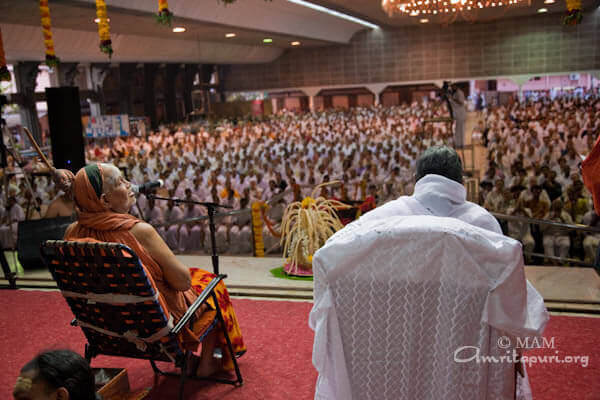 Shankaracharya of Kanchi next to Amma, addressing the ashram residents