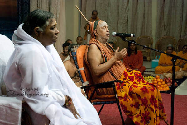 Swami Jayendra Saraswati addressing the ashramites