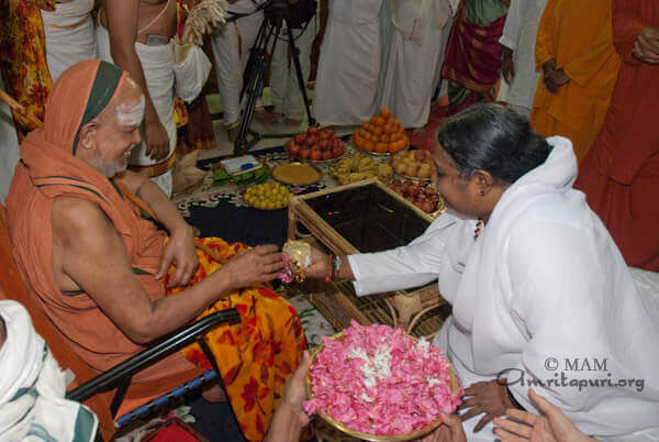 Amma giving a Rudraksha mala to the Swami