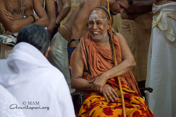 Shankaracharya of Kanchi meeting with Amma