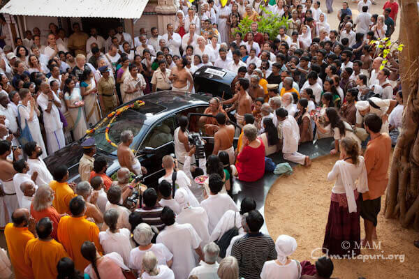 Kanchi acharya arriving at Amritapuri on 19 Jan 2010