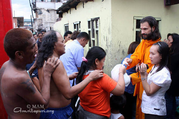 Distributing food items in narrow alleys