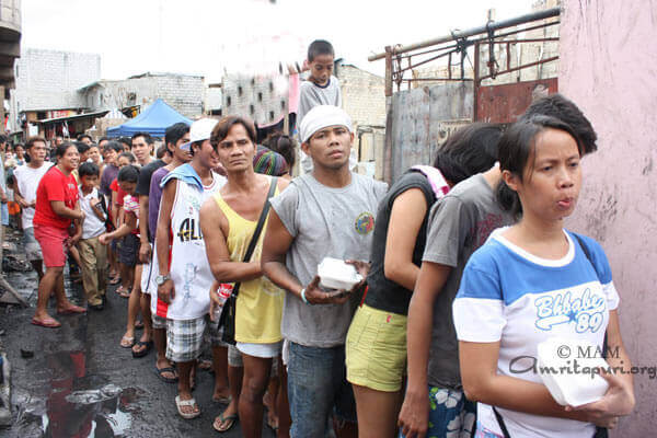 Distributing food items in narrow alleys