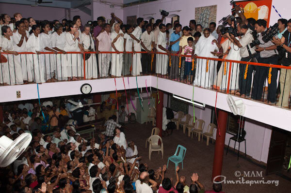 Devotees looking at Amma upon arrival