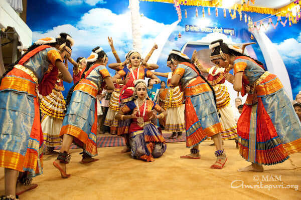 Students of Amrita Vidyalayam performing a dance