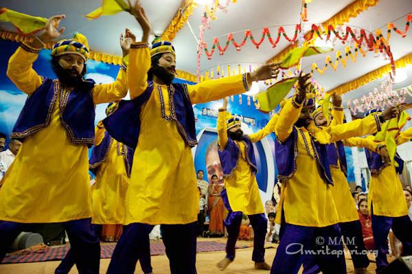 Students of Amrita Vidyalayam performing a Punjabi dance
