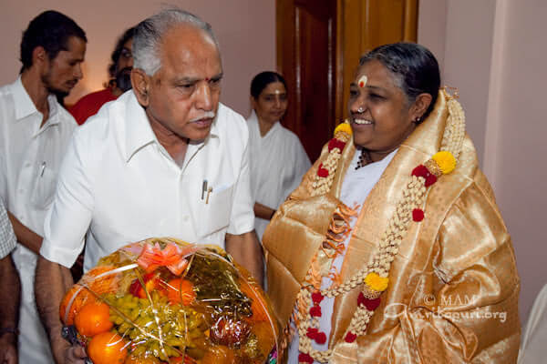 The chief minister of Karnataka, BS Yeddyurappa, presented Amma with a shawl, garland and gifts