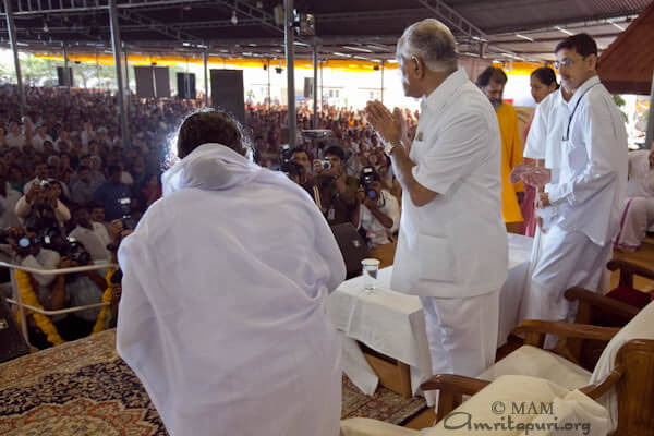 The chief minister and Amma are greeting the audience