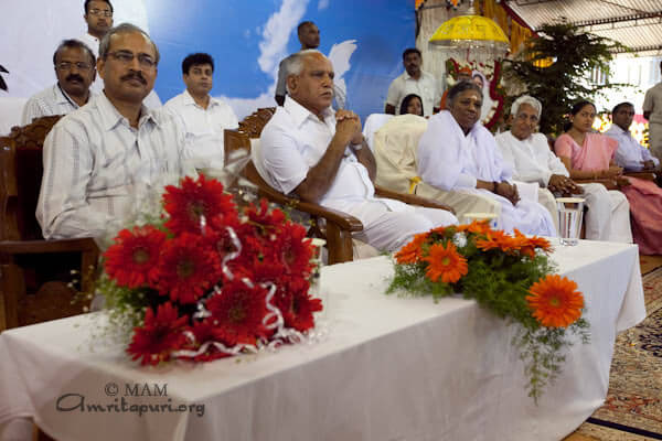 Amma and the chief minister (to Amma's right)