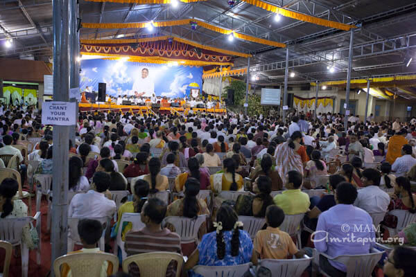 Crowds at Amma's program in Bengaluru