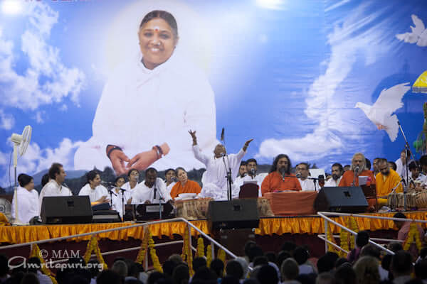 Amma sings uplifting bhajans