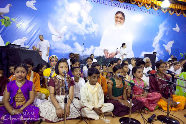 Children of Amrita Vidyalayam chanting Veda Mantras