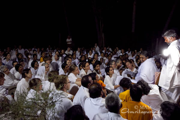 Amma and the group stopped for evening bhajans and dinner on the roadside en route to Hyderabad on 20 Feb.