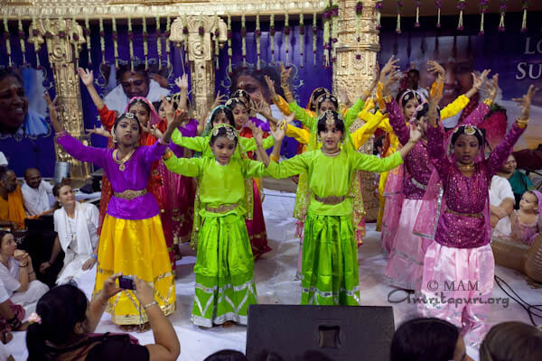 Amrita Vidyalayam children presenting a dance