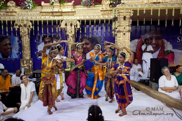 Amrita Vidyalayam children presenting a dance