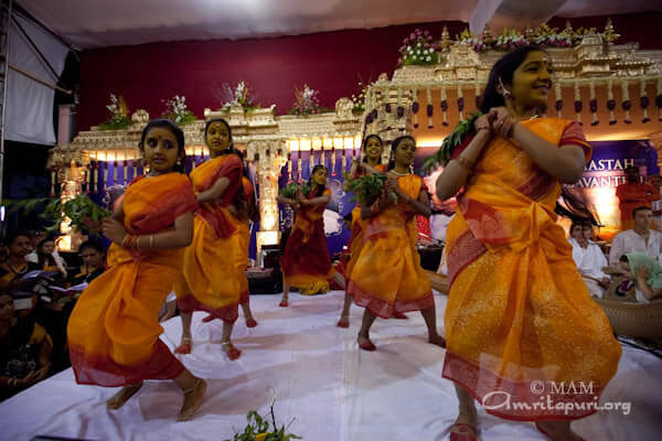Children of Amrita Vidyalayam presenting a traditional dance