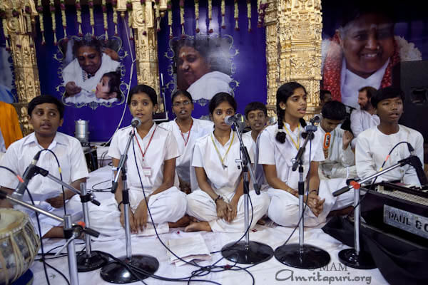 Amrita Vidyalayam children singing bhajans