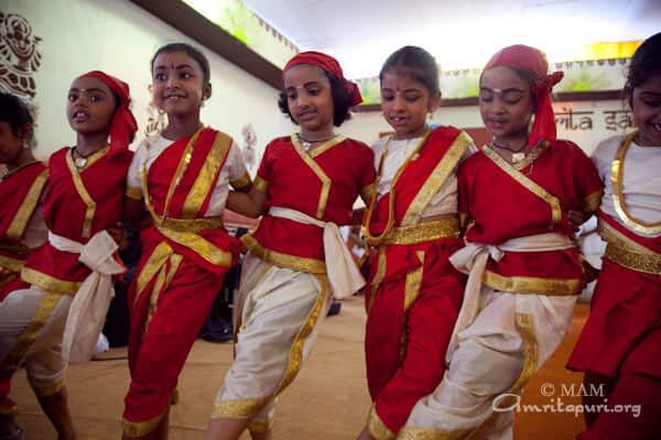 Children of Amrita Vidyalayam performing for Amma